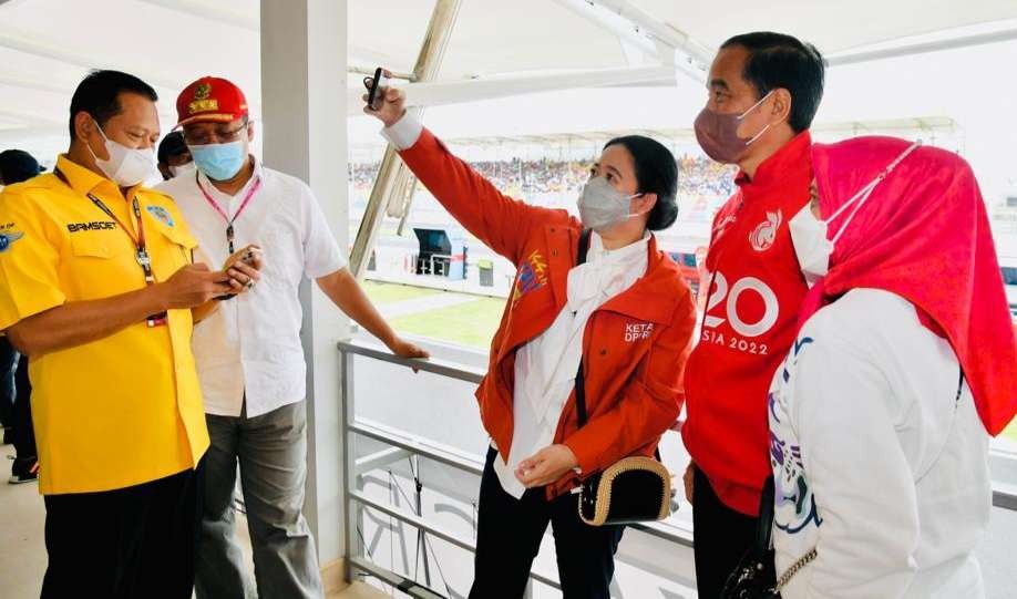 Ketua DPR RI Puan Maharani foto bareng Presiden Jokowi di Sirkuit Mandalika. (Foto: Istimewa)