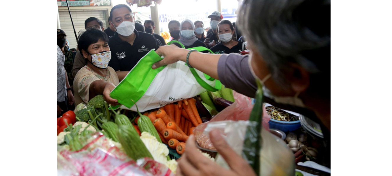 Walikota Surabaya Eri Cahyadi saat meninjau penggunaan kantong plastik di salah satu pasar tradisional. (Foto: Istimewa)