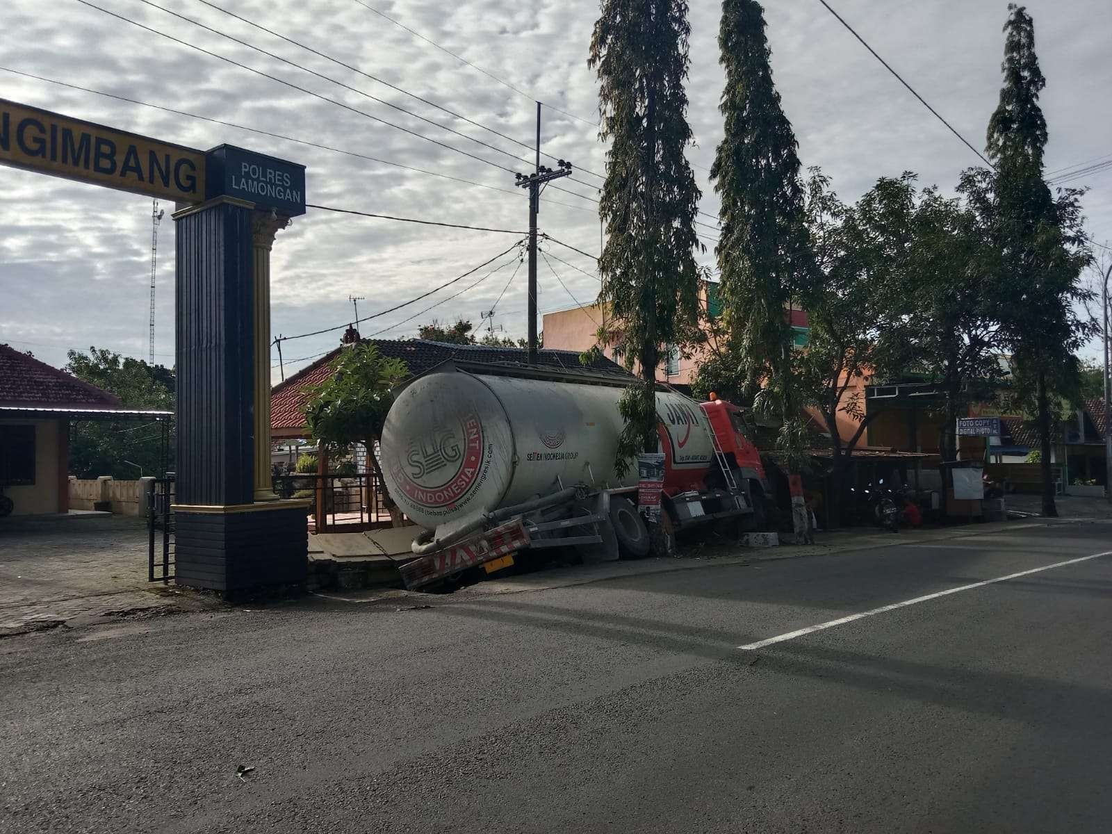 Kondisi truk tangki bermuatan semen curah yang menabrak pagar Polsek Ngimbang, Lamongan, Jawa Timur. (Foto: Istimewa)