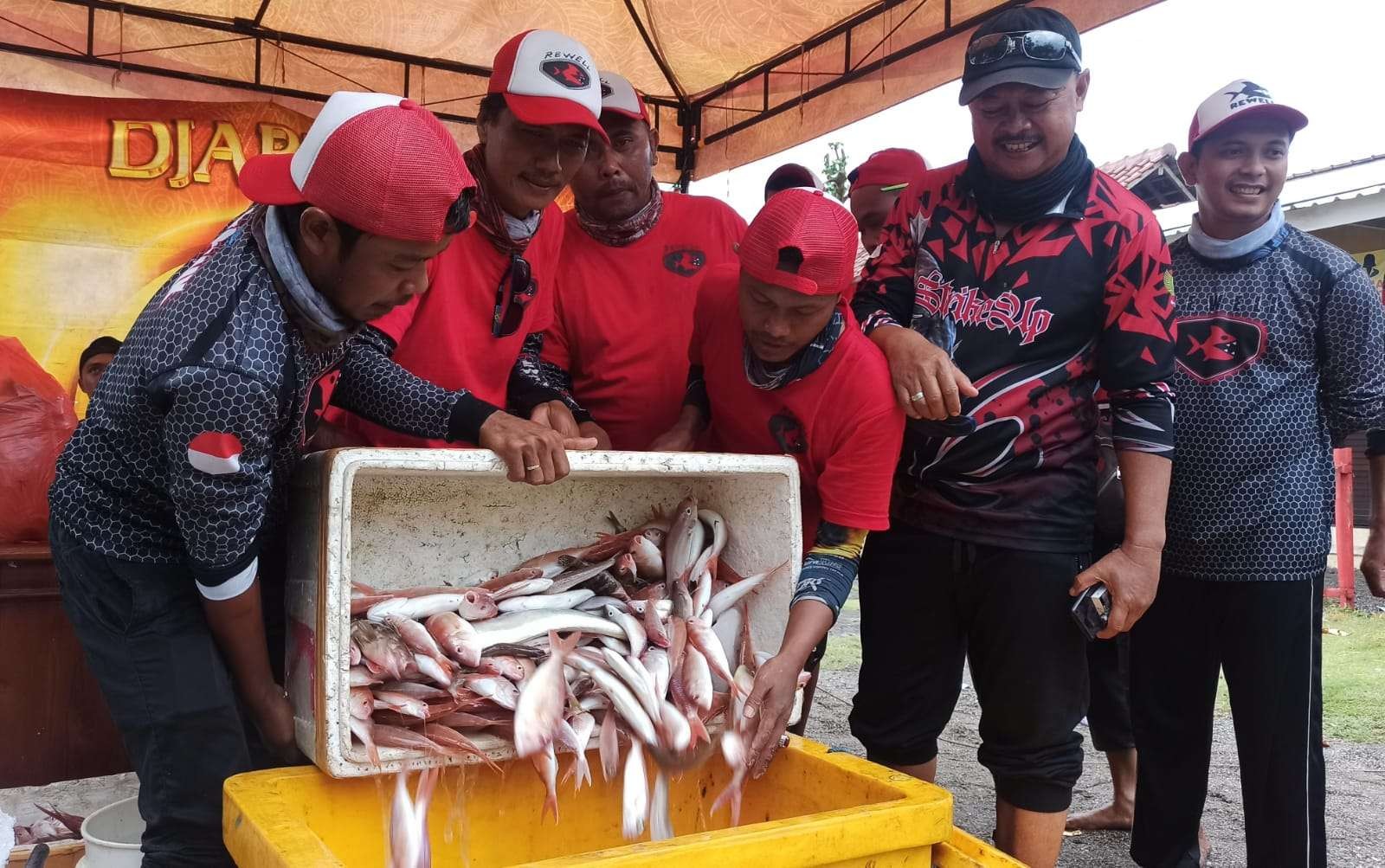Ikan Tribang yang didapatkan dalam lomba mancing dikumpulkan untuk selanjutnya disumbangkan kepada anak yatim (foto:Muh Hujaini/Ngopibareng.id)