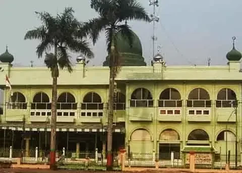 Masjid Jami Bangil selalu tanpak indah di kejauhan. (Foto: Istimewa)