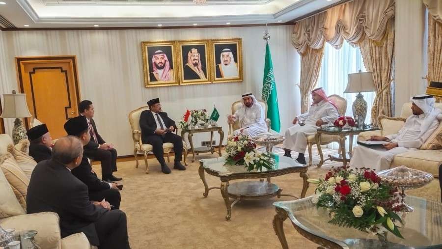 Pertemuan Menag Yaqut Cholil Qoumas dengan Menteri Haji dan Umrah Saudi Tawfiq Al Rabiah di Jeddah. (Foto: Kemenag)
