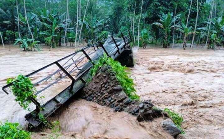 Jembatan yang menghubungkan Dusun Sumberjambe dengan Dusun Sumberdadi, Desa Kandangan, roboh akibat terjangan air sungai. (Foto: Istimewa)