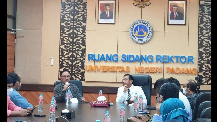 Badan Penyelenggara Jaminan Produk Halal (BPJPH) Kementerian Agama dan Universitas Negeri Padang (UNP) menggelar Focus Grup Discussion (FGD) solan pendampingan proses produk halal di UNP. (Foto: Kemenag)