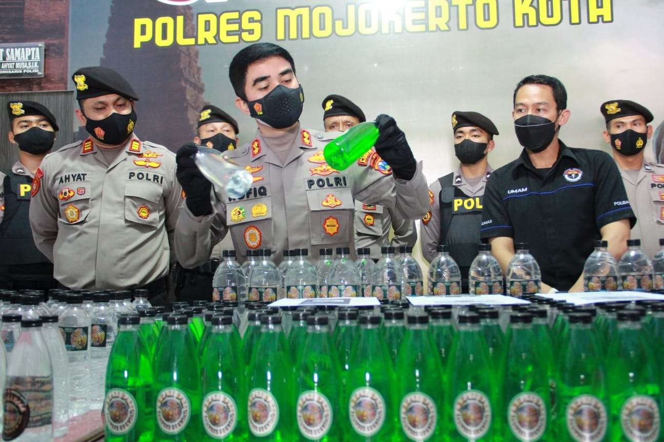 Ratusan botol miras ilegal disita polisi di Kota Mojokerto.(Foto: Deni Lukmantara/Ngopibareng)