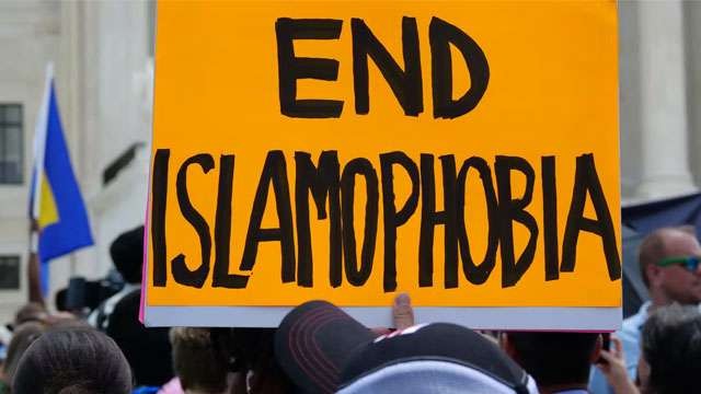 Pengunjuk rasa membawa spanduk seruan akhiri Islamfobia di depan gedung Mahkamah Agung, AS, beberapa waktu lalu.(Shutterstock)