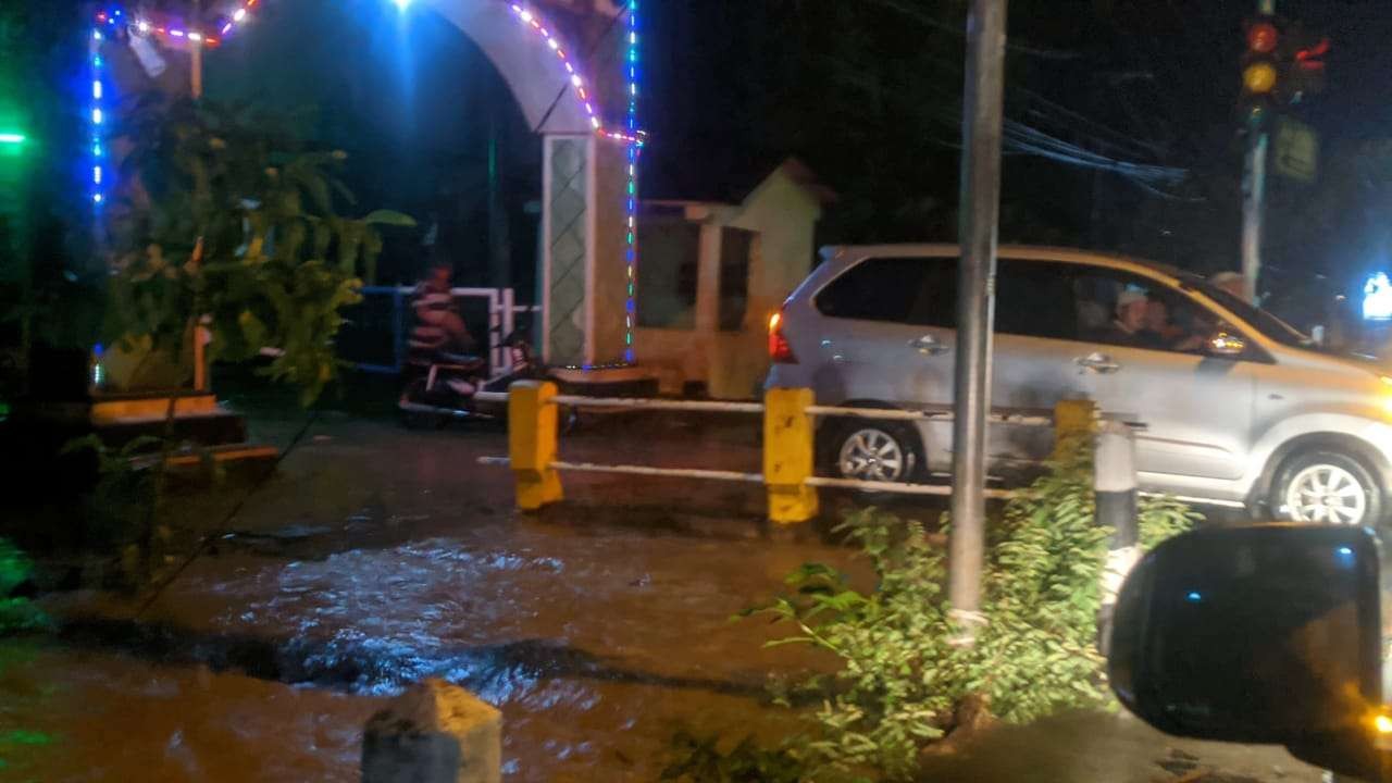 Banjir memasuki rumah penduduk di kawasan Perumahan BTN, Minggu 20-Maret-2022.(Foto: Sujatmiko/Ngopibareng.id)