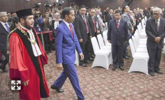 Ketua Mahkamah Konstitusi (MK) Anwar Usman bersama calon kakak iparnya, Presiden Jokowi. (Foto: Dok. Setpres)