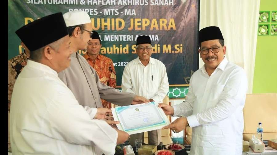 Wamenag Zainut Tauhid menyerahkan bantuan rehabilitasi PP Daruttauhid Al Alawiyah, Potroyudan Jepara, Jawa Tengah. (Foto: Kemenag)