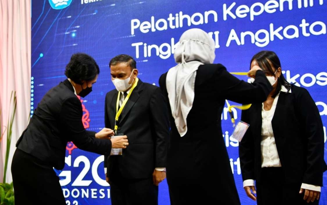 Penyematan tanda peserta PKN TK II 2022 oleh Sekretaris Jenderal Kemendikbudristek, Suharti, kepada  perwakilan peserta. (Foto: Istimewa)