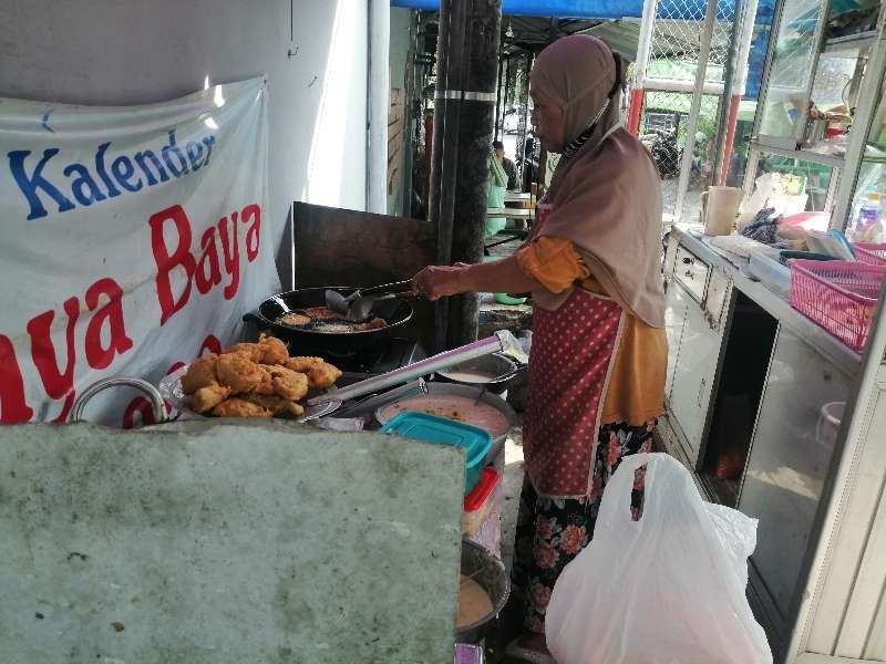 Pedagang gorengan di Kota Pasuruan kena dampak naiknya harga minyak goreng dan tepung. (Foto: Laily /ngopibareng)