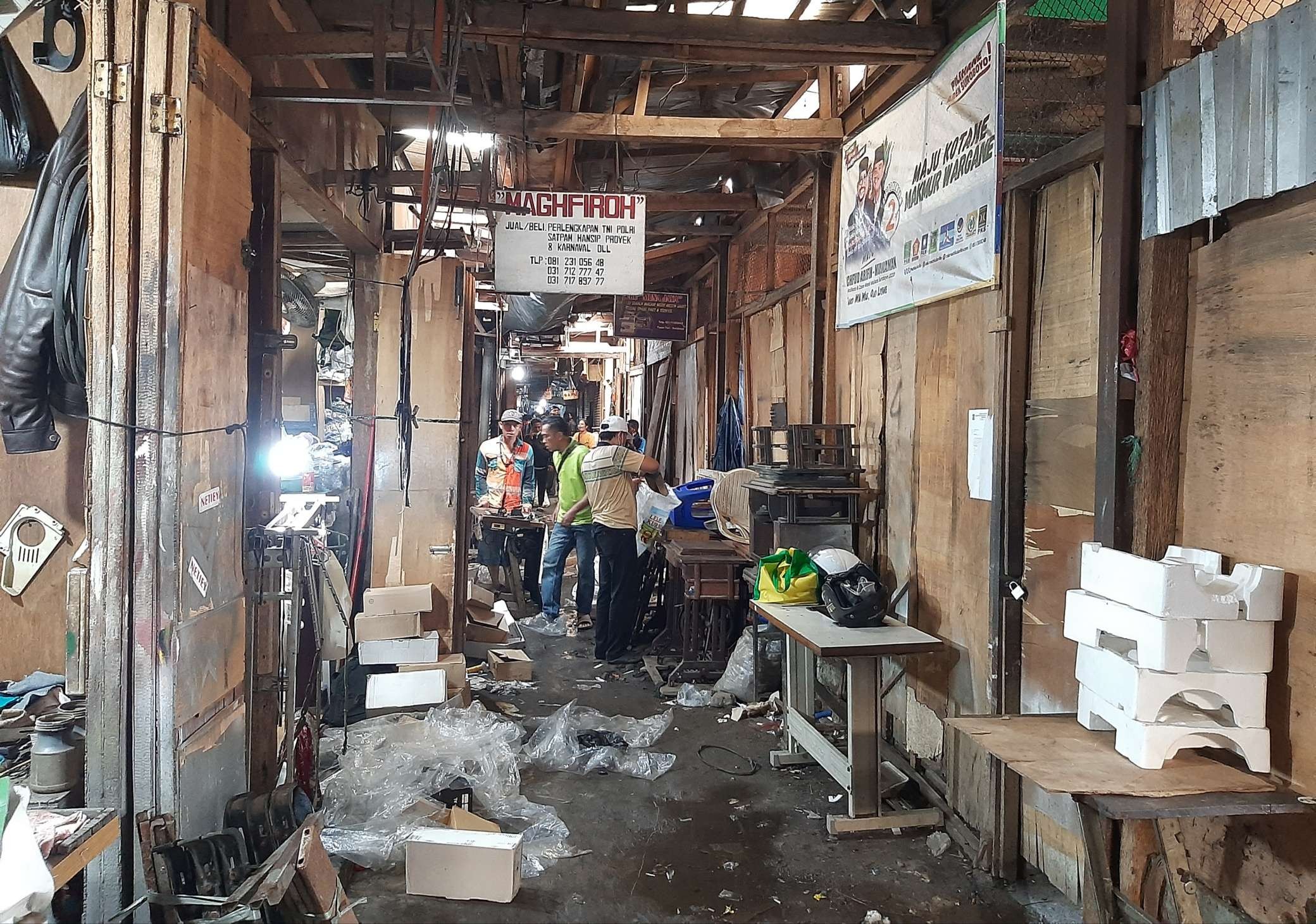 Kondisi TPS Pasar Turi yang mulai dikosongkan. (Foto: Pita Sari/ Ngopibareng.id)