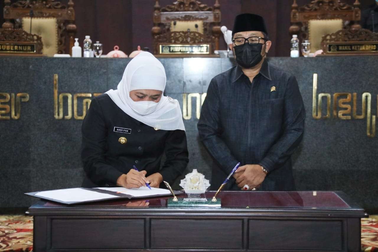 Pengesahan Peraturan Daerah (Raperda) tentang Pelindungan Pekerja Migran Indonesia (PMI) bersama Gubernur Jawa Timur Khofifah Indar Parawansa. (Foto: Istimewa)