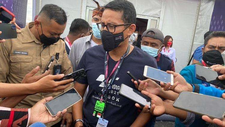 Menteri Pariwisata dan Ekonomi Kreatif, Sandiaga Salahuddin Uno, saat berada di kompleks Sirkuit Mandalika, Lombok Tengah, Nusa Tenggara Barat. (Foto: Lalu Theo/Ngopibareng.id)
