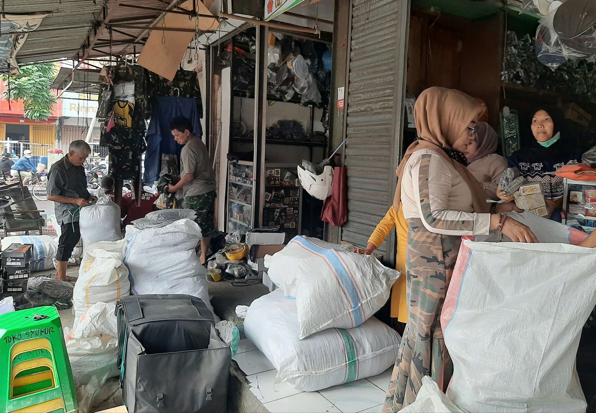 Para pedagang di TPS Pasar Turi saat mengemas barang-barang untuk mengosongkan TPS. (Foto: Pita Sari/Ngopibareng.id)