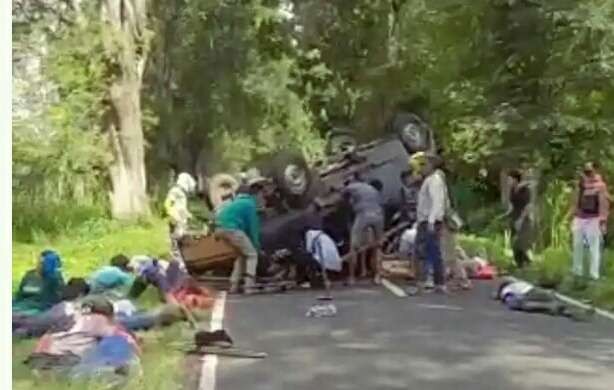 Pikap terbalik di jalan raya Desa Gunung Anyar Tapen Bondowoso mengakibatkan 27 penumpang menjadi korban.(foto: tangkapan layar)