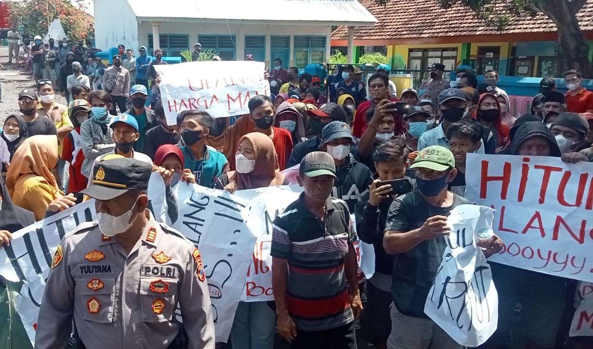 Ratusan warga Pajurangan berdemonstrasi di Kantor Kecamata Gending, Kabupaten Probolinggo, Jawa Timur. (Foto: Ikhsan Mahmudi/Ngopibareng.id)