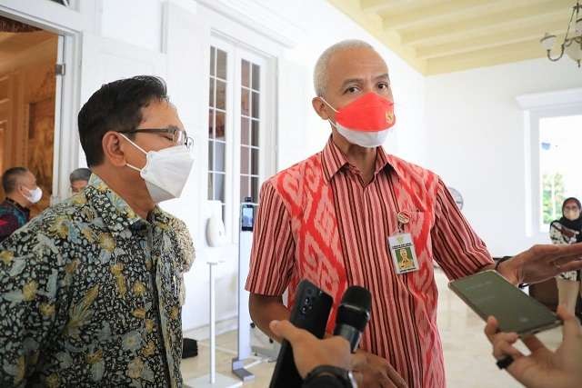 Gubernur Jawa Tengah Ganjar Pranowo dan Kepala OJK Regional 3 Jateng-DIY, Aman Santosa. (Foto: Istimewa)