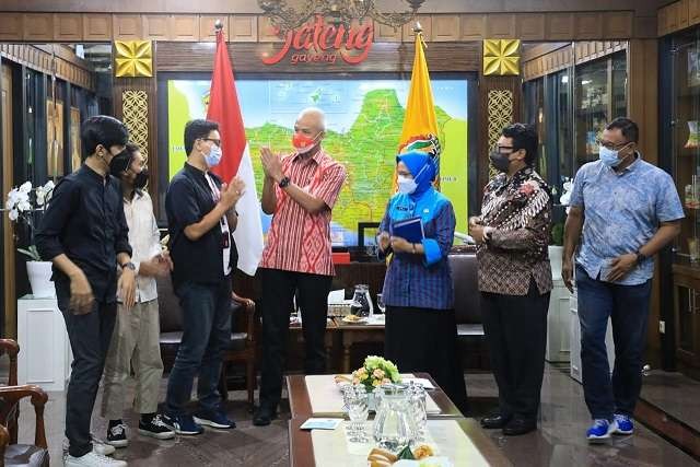 Project Leader HFS, Bagas Atmawan usai bertemu Gubernur Ganjar di ruang kerjanya, Selasa 22 Maret 2022. Bagas didampingi Kepala Dinas Koperasi dan UMKM, Ema Rachmawati. (Foto: Istimewa)
