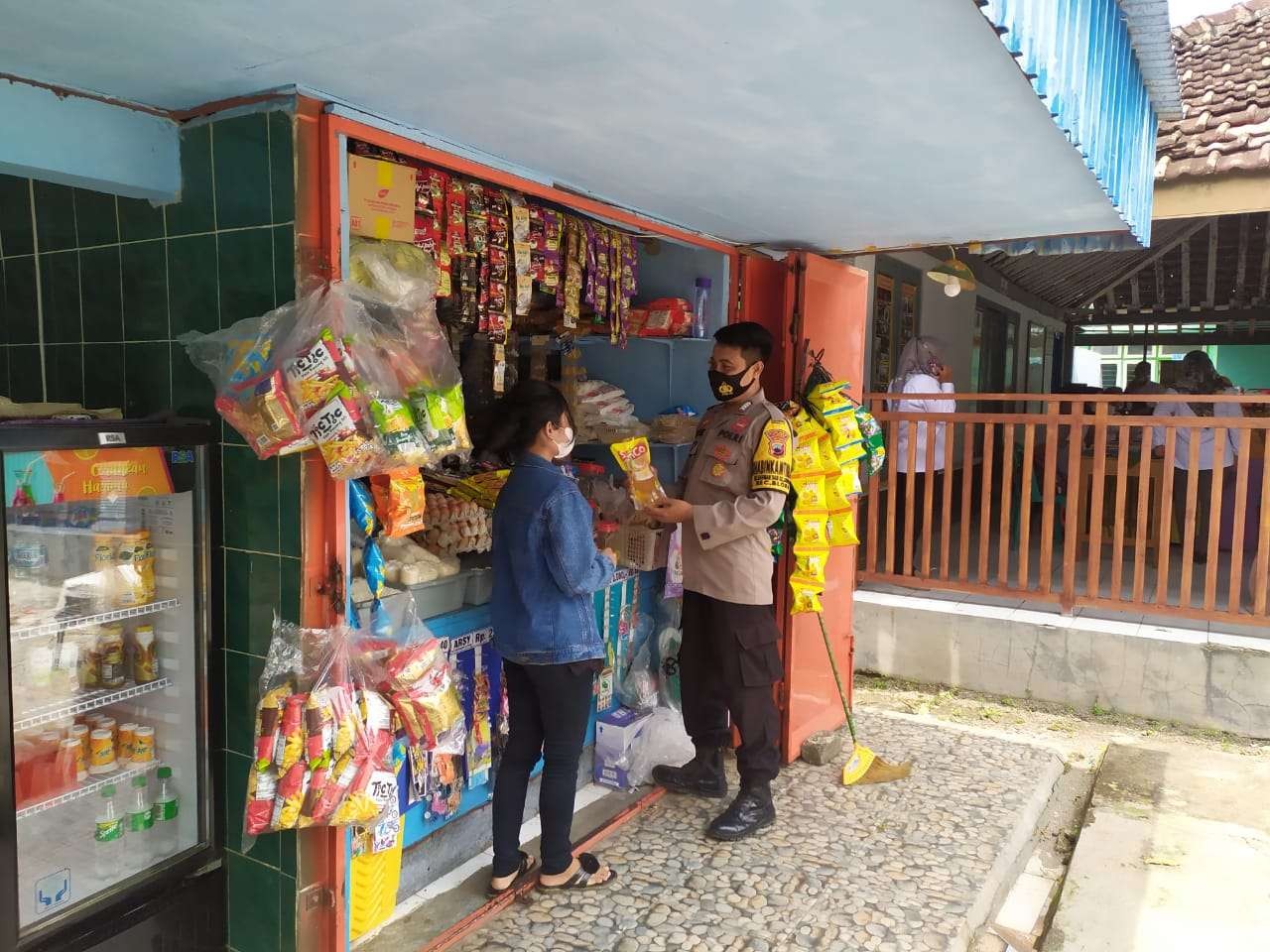 Anggota Polres Blora datangi toko sembako di wilayah binaan. (Foto: Ahmad Sampurno /Ngopibareng.id)