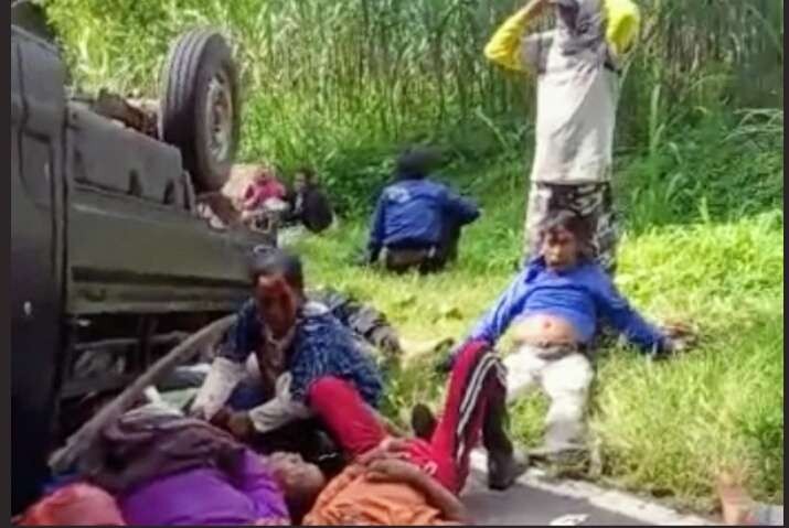 Lima dari 27 buruh tani meninggal dunia akibat pikap yang mengangkutnya terbalik di jalan raya Desa Gunung Anyar Tapen Bondowoso.(Foto: Tangkapan layar)