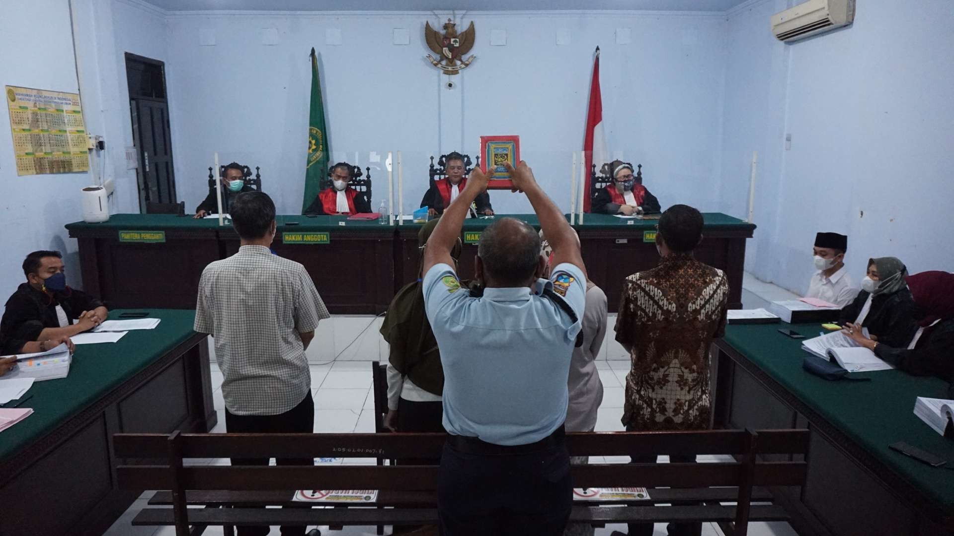 Para saksi diambil sumpah saat persidangan. (Foto: Deni Lukmantara/Ngopibareng.id)