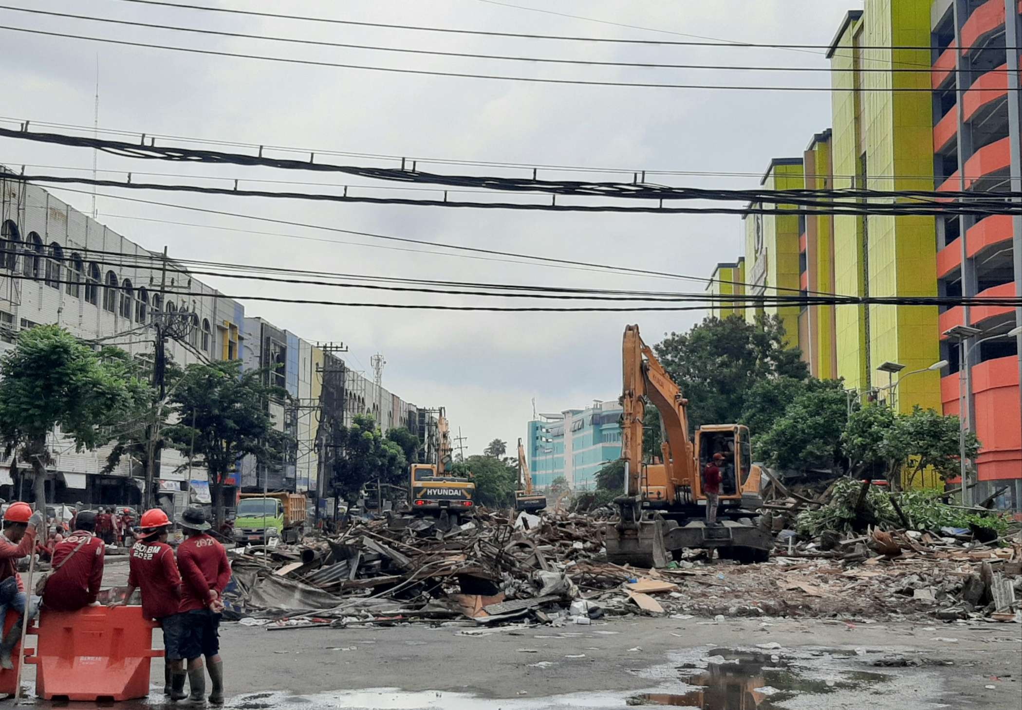 Pembongkaran TPS Pasar Turi, setelahnya akan dilakukan normalisasi jalan. (Foto: Pita Sari/Ngopibareng.id)