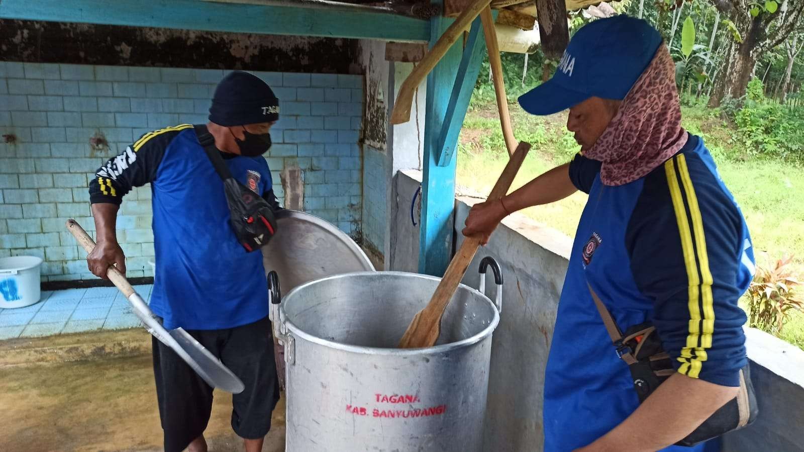 Dapur umum yang dibuka di sekitar lokasi banjir di Dusun Sumberjambe, Desa Kandangan, Pesanggaran, Banyuwangi. (Foto: Muh Hujaini/Ngopibareng.id)