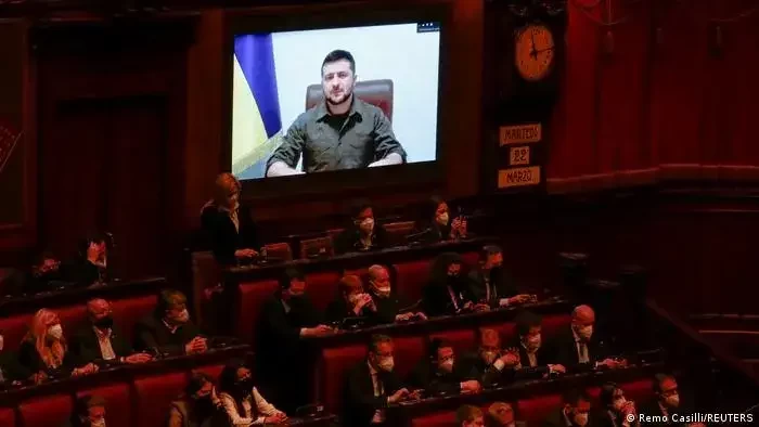 Zelenksyy berbicara kepada parlemen Italia di Roma pada hari Selasa melalui video. (Foto: dw.com)