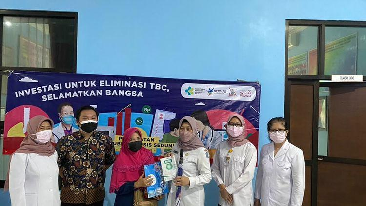 Pemberian paket bantuan kebersihan oleh Wings ke Dinkes Surabaya untuk masalah TBC. (Foto: Lalu Theo/Ngopibareng.id)