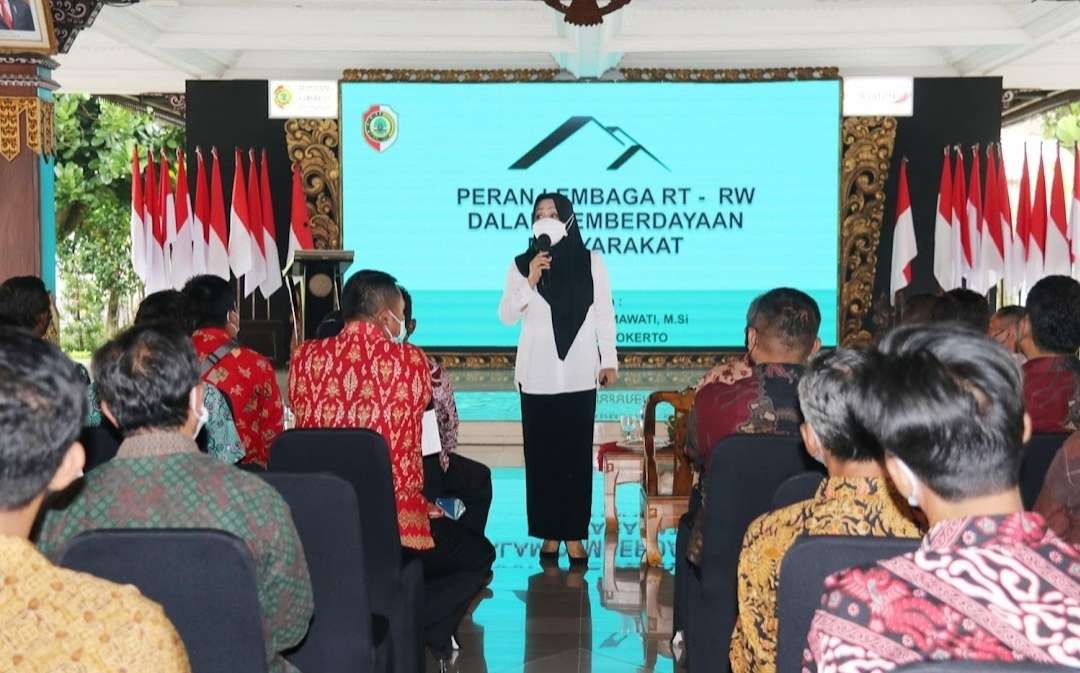 Bupati Mojokerto saat memberi materi di acara pelatihan peningkatan kapasitas kelembagaan RT-RW se-Kabupaten Mojokerto.(Foto Dok. Kominfo)