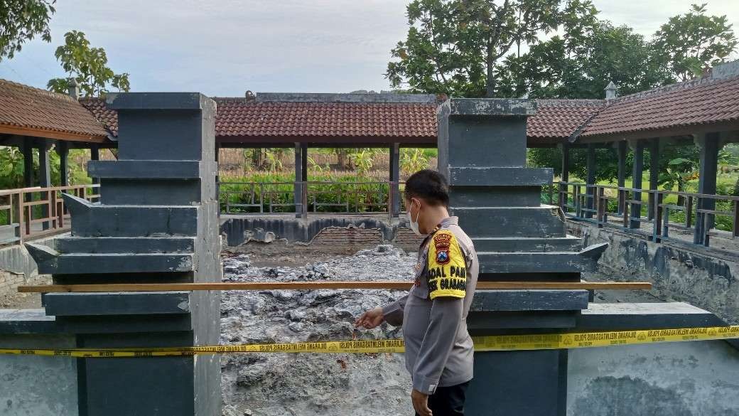 Kapolsek Grabagan, IPTU Darwanto menunjukkan lokasi tempat dua korban meninggal dunia (Khoirul Huda/Ngopibareng.id)