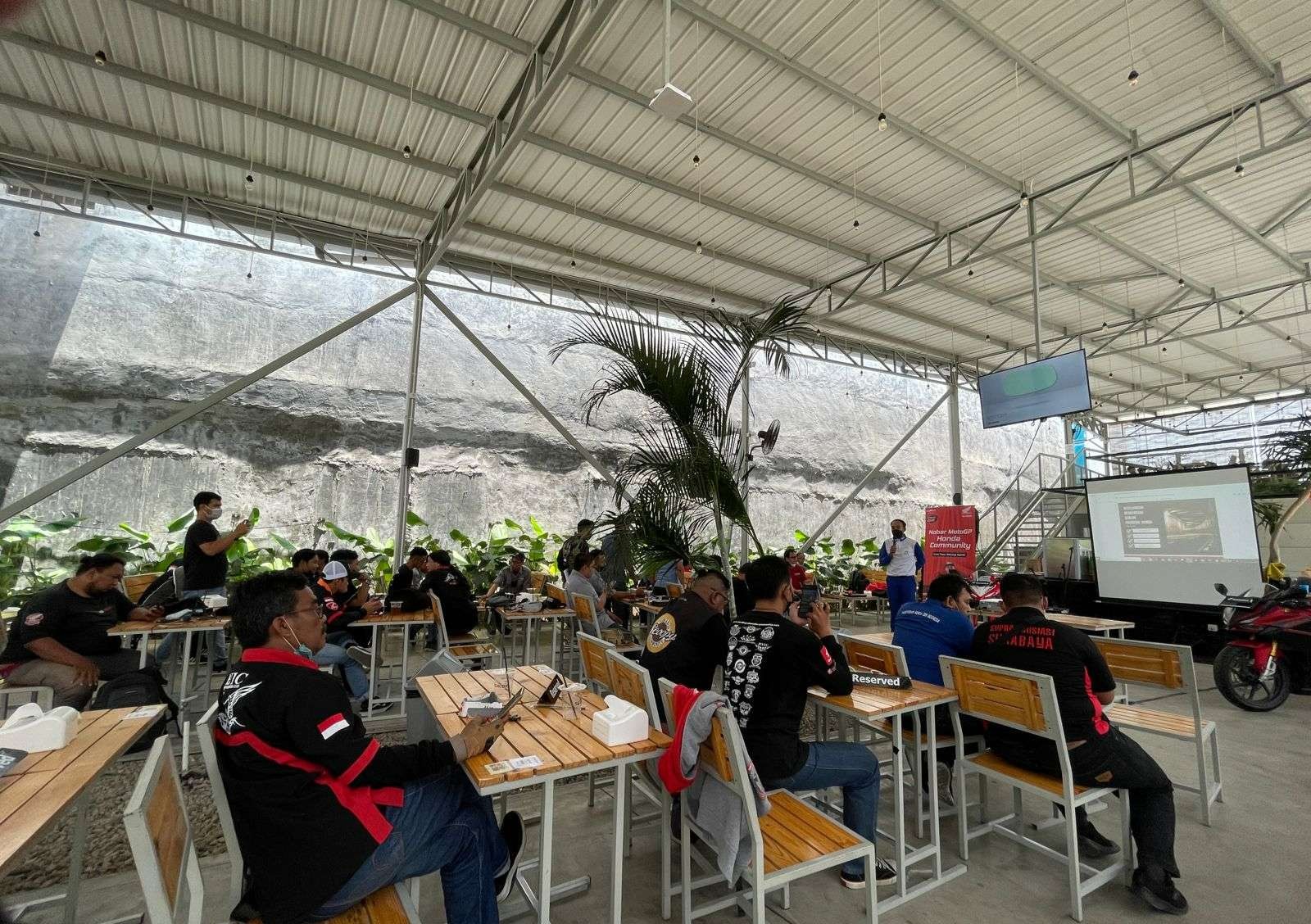 Suasana Nobar MotoGP Mandalika Seriok di Kopi Surabaya, 20 Maret 2022.. (Foto: dok. MPM Honda Jatim)