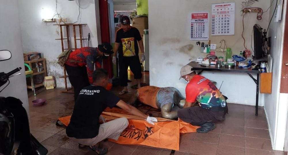 Evakuasi seorang kakek di Pandaan, Pasuruan yang ditemukan tewas di dalam rumah (istimewa)