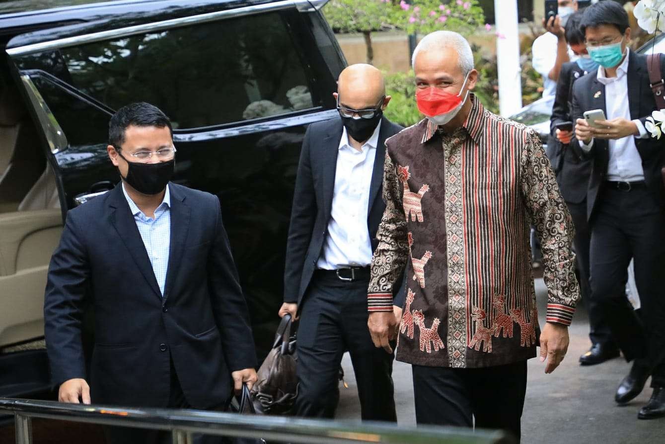 Menteri Pembangunan Nasional Singapura, Desmond Lee menyambangi Gubernur Jawa Tengah Ganjar Pranowo, di rumah dinasnya, Rabu, 23 Maret 2022. (Foto: Dok Jateng)