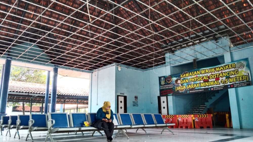 Plafon Terminal Untung Suropati Kota Pasuruan Ambrol. (Foto: Istimewa)