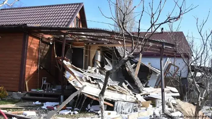 Pemandangan gedung yang rusak akibat penembakan di Odesa. (Foto: dw.com)