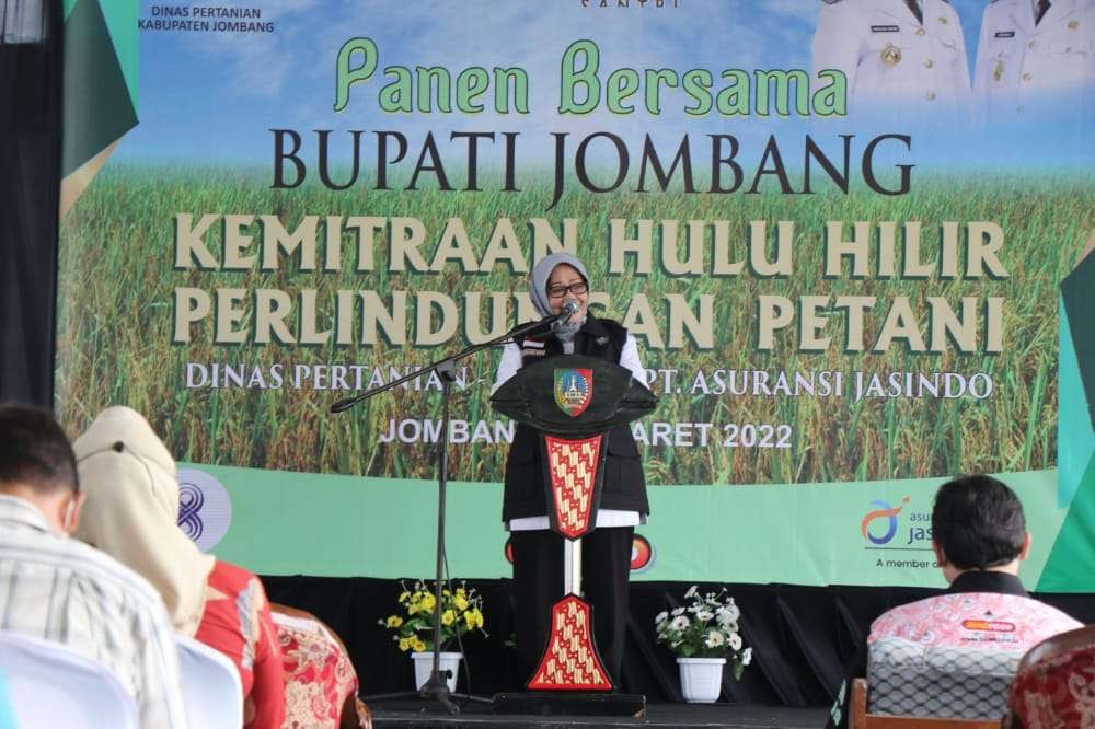 Bupati Jombang Hj Mundjidah Wahab saat menyampaikan pidato pada kegiatan Panen Raya Program Kemitraan Hulu Hilir Perlindungan Petani. (Foto: Istimewa)