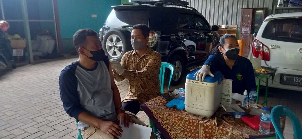 Vaksinasi Booster di halaman kantor Perkumpulan Penambang Sumur Timba Desa Ledok Kecamatan Sambong. (Foto: Ahmad Sampurno/Ngopibareng.id)