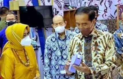 Bunda Fatma Saifullah Yusuf mengenalkan produk Kota Pasuruan di depan Presiden Jokowi. (Foto: Dinas Kominfo Kota Pasuruan)