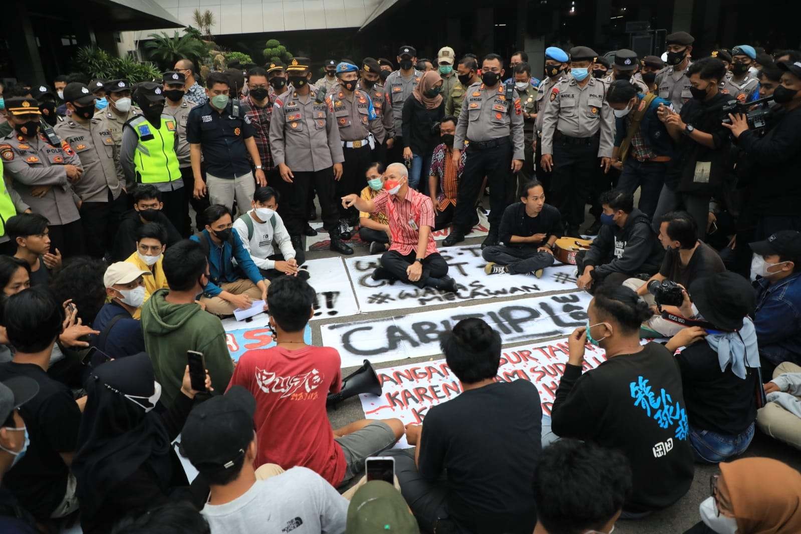 Cara Gubernur Jawa Tengah, Ganjar Pranowo menghadapi unjuk rasa mahasiswa dan perwakilan warga Wadas pada Selasa, 22 Maret 2022 mendapat sorotan. (Foto: ist)
