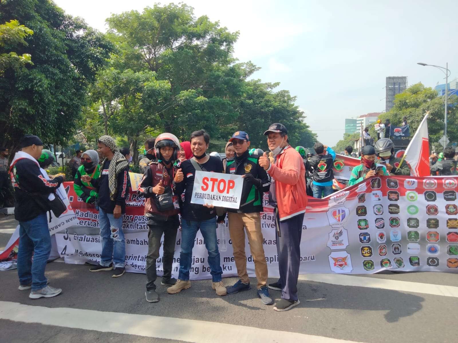 Driver ojol melakukan aksi demo di Kantor Dishub Jatim, Surabaya, Kamis 24 Maret 2022. (Foto: Fariz Yarbo/Ngopibareng.id)