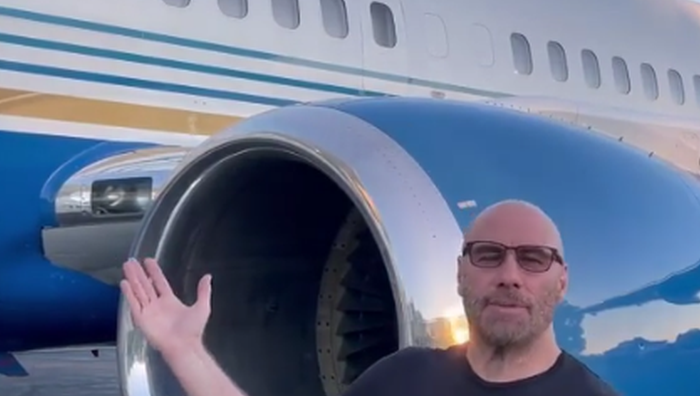 Aktor John Travolta mengantongi lisensi penerbang pesawat Boeing 737. (Foto: Instagram)