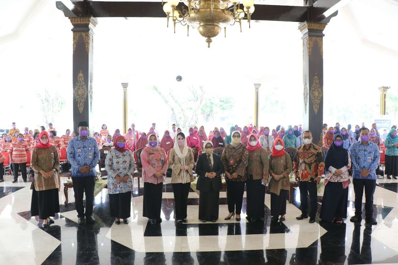 Ketua Tim Penggerak PKK Provinsi Jawa Timur, Arumi Bachsin Emil Dardak membuka secara resmi dimulainya Sekolah Lansia Tangguh (Selantang) di Pendopo Kabupaten Jombang, Kamis 17 Maret 2022. (Foto: Istimewa)