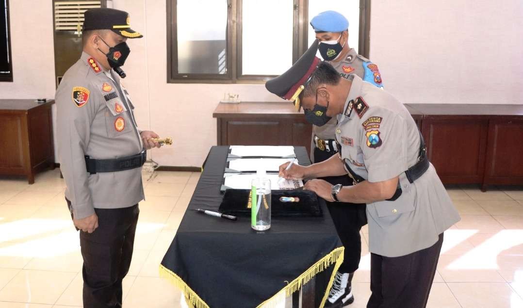 Perwira yang masuk gerbong mutasi menandatangani berita acara serah terima jabatan (Foto: Istimewa)