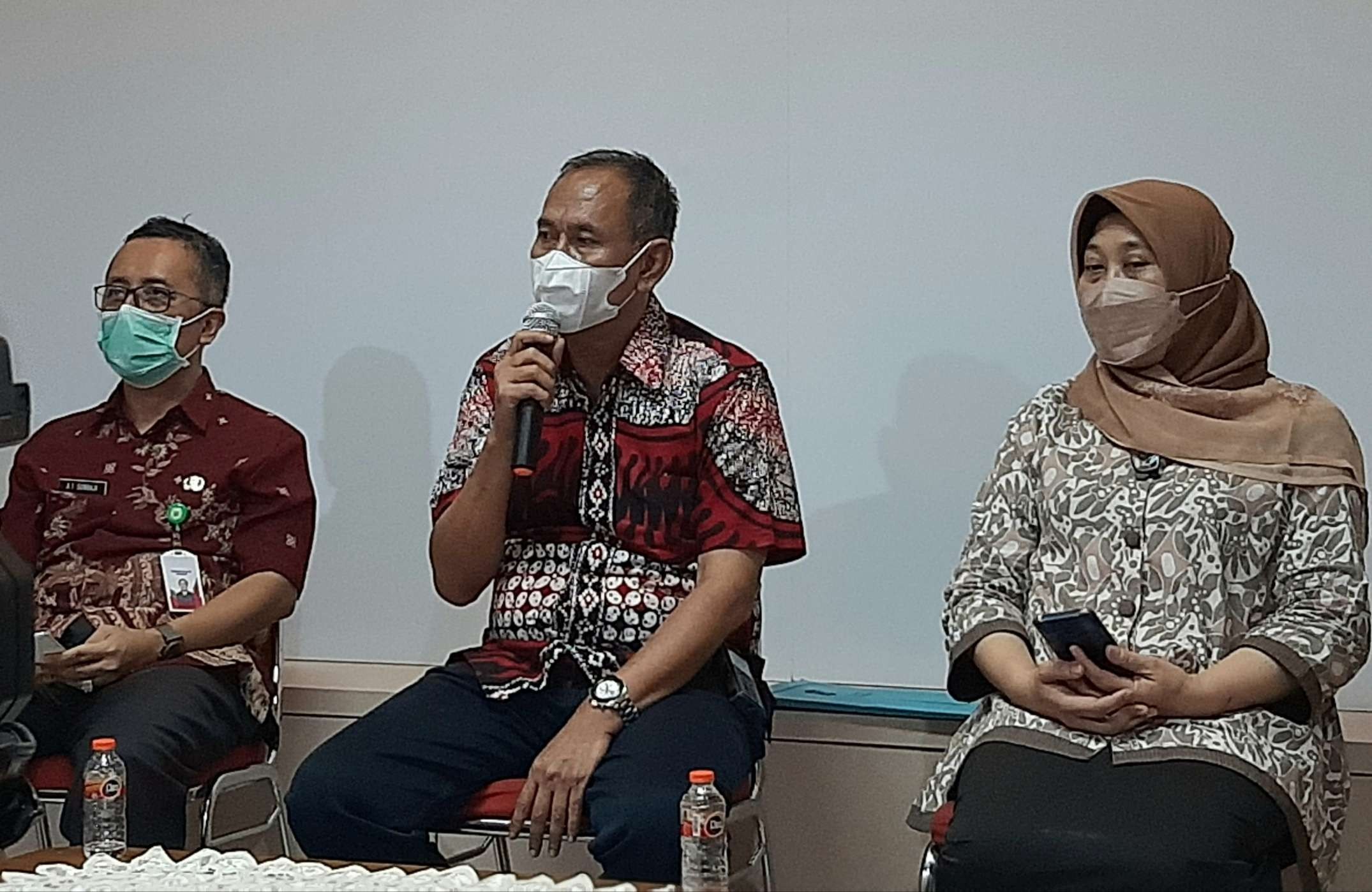 Kepala Dinas Pendidikan (Dispendik), Yusuf Masruh (tengah) saat ditemui di kantor Bagian Humas Pemkot Surabaya. (Foto: Pita Sari/Ngopibareng.id)