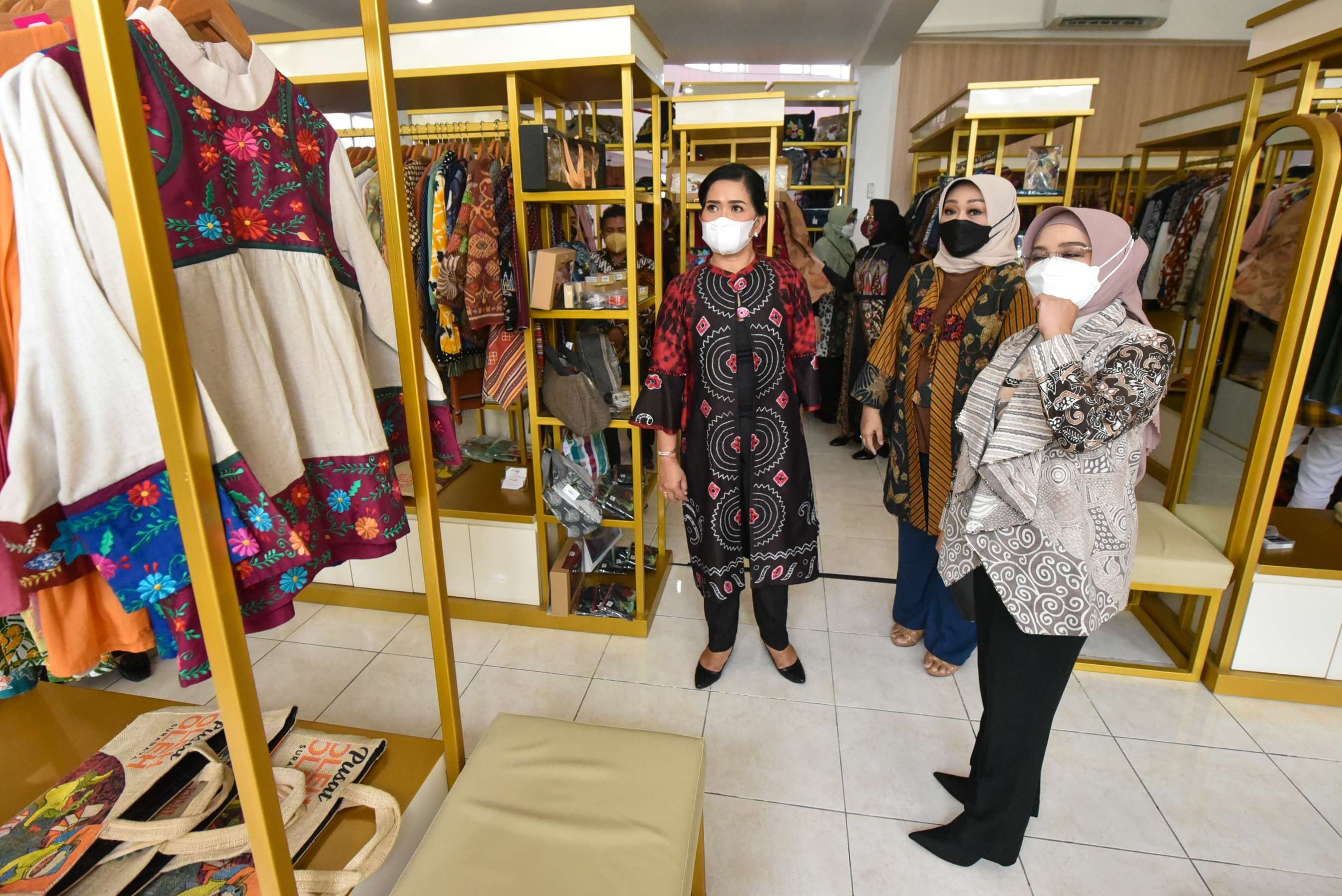 Ketua Dekrasnada, Rini Indriyani saat melihat produk UMKM di Surabaya Kriya Gallery. (Foto: Istimewa)