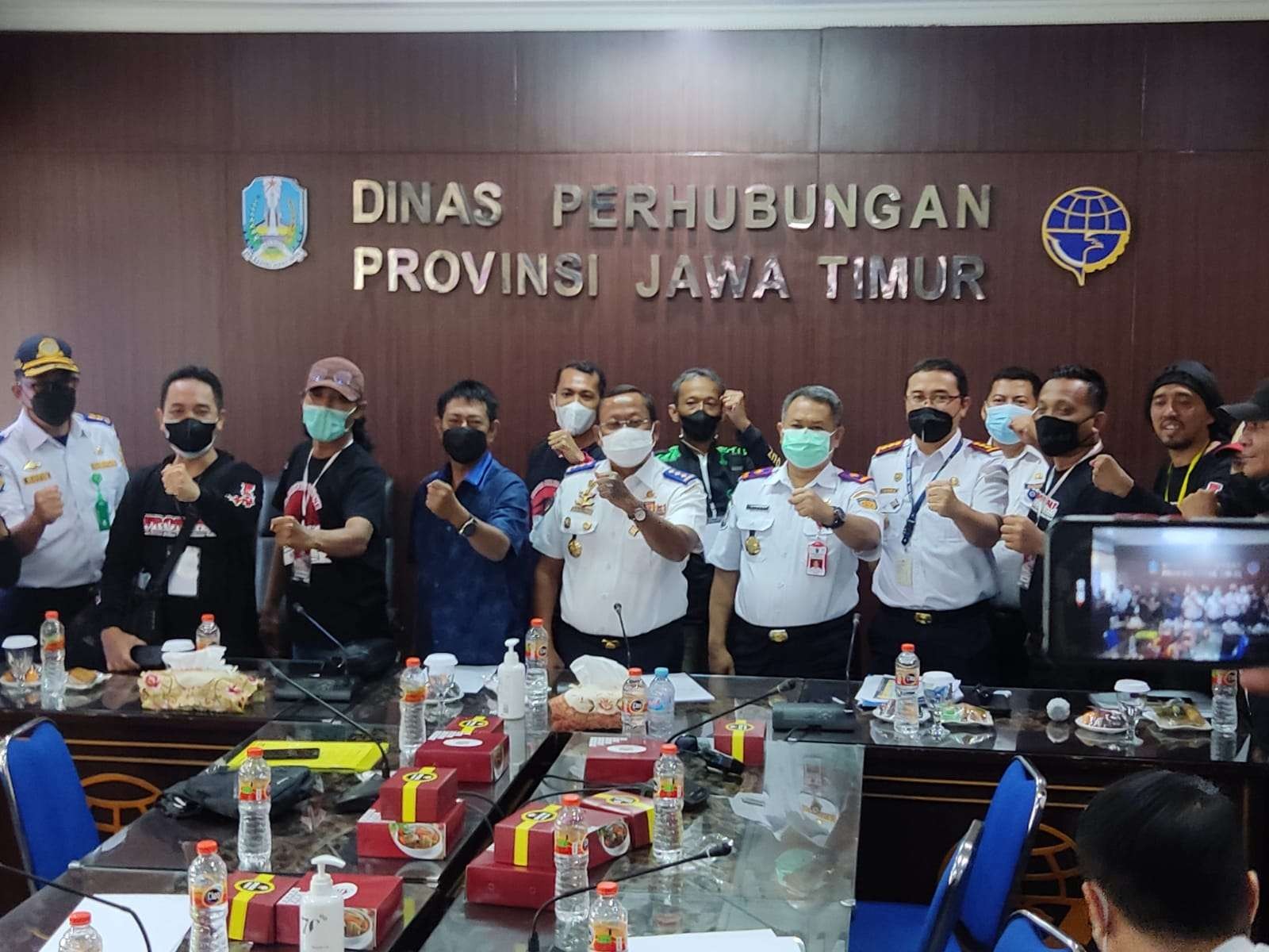 Dirjen Hubdar, Budi Setiyadi (tengah) bersama jajaran dan perwakilan peserta demo driver ojol usai pertemuan di Kantor Dishub Jatim, Surabaya, Kamis 24 Maret 2022. (Foto: Fariz Yarbo/Ngopibareng.id)
