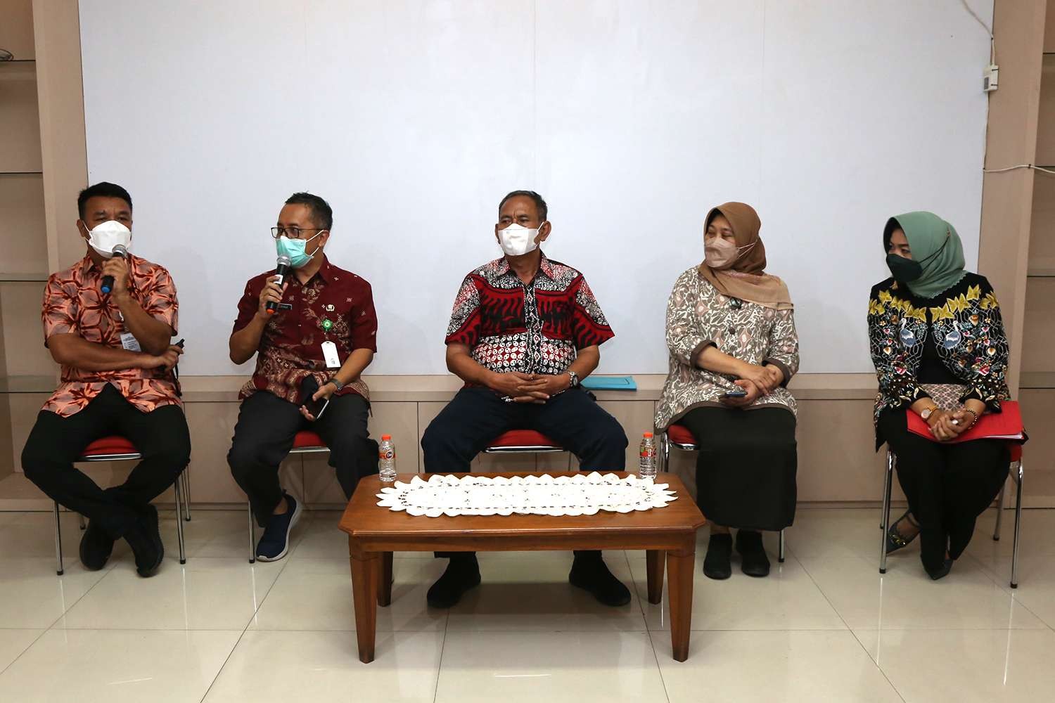 Keterangan penertiban Adminduk dari beberapa kepala dinas Kota Surabaya. (Foto: Pita Sari/Ngopibareng.id)
