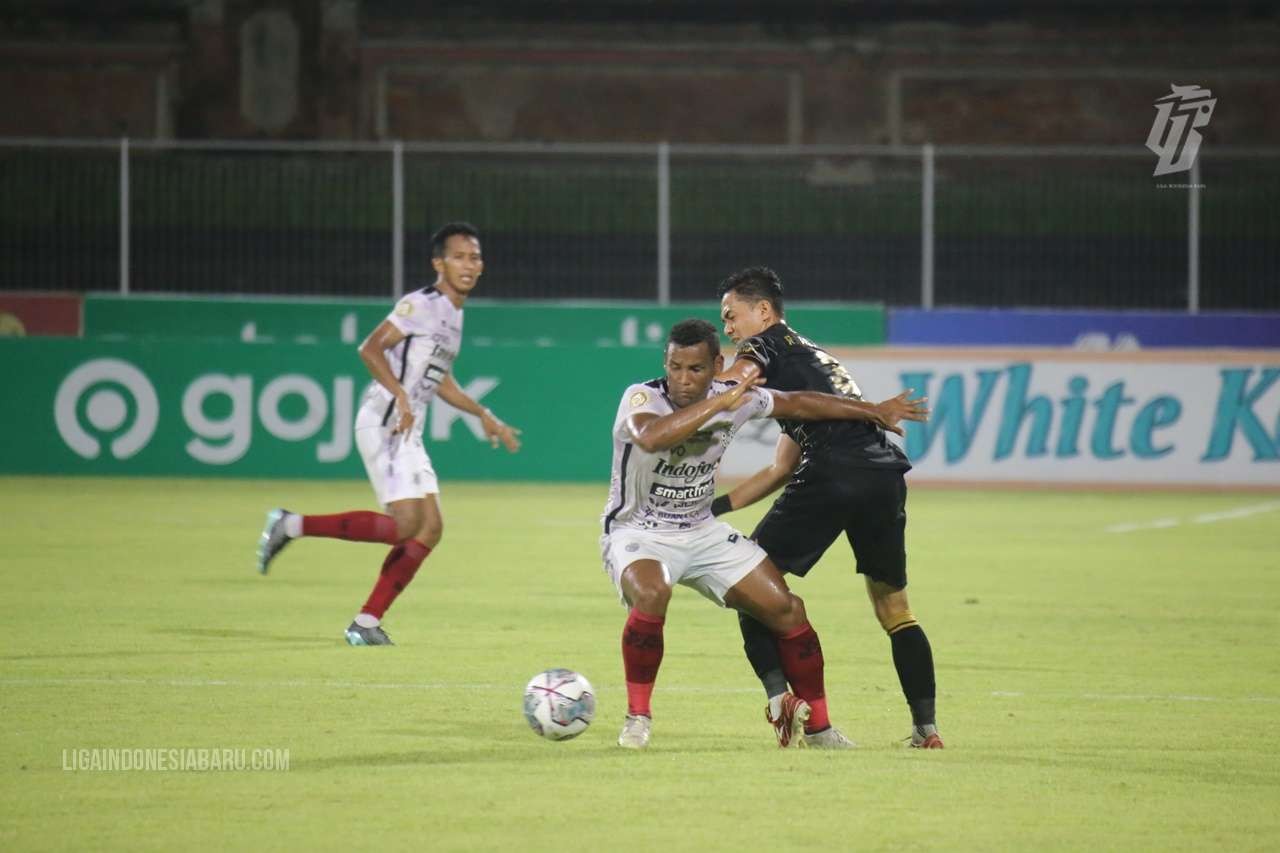 Pemain Bali United saat berebut bola dengan pemain Persebaya dalam pertemuan di putaran pertama Liga 1 2021/2022. (Foto: Istimewa)